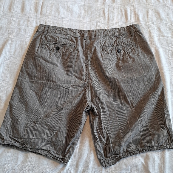 Gotcha men's size 40 shorts gray with white lines - Picture 5 of 6